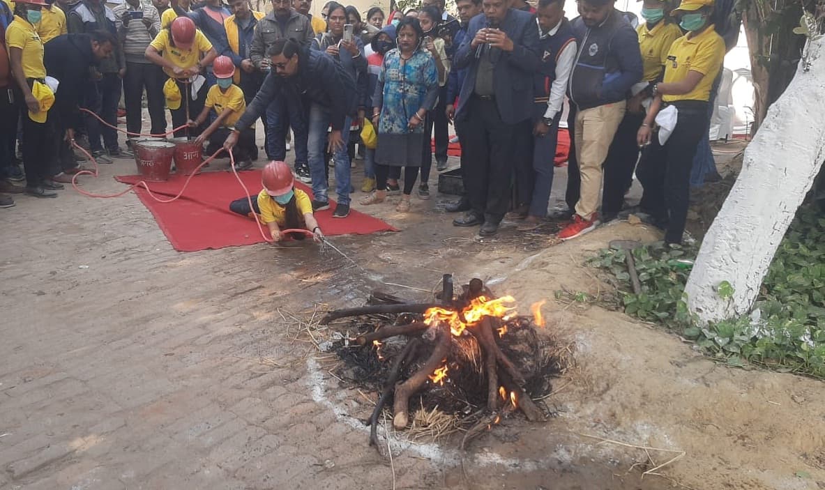 Agra News: आगरा में धमाकों से सहमे लोग, सच्चाई जानकर मिली राहत, आपदा प्रबंधन को लेकर किया गया मॉक ड्रिल