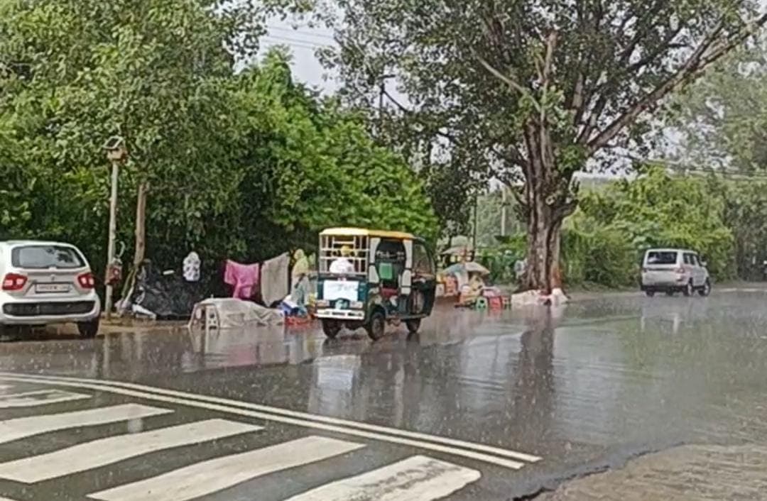 UP Weather Update: आगरा में हुई मूसलाधार बारिश, मौसम हुआ ठंडा, कई दिन तक हो पानी बरसने का पूर्वानुमान