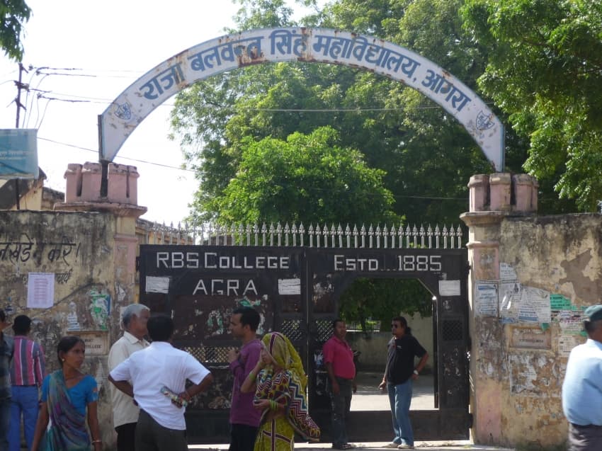 आगराः परीक्षा के दौरान RBS कॉलेज में पकड़े गए दो सॉल्वर, परीक्षार्थी की जगह देने आए थे पेपर