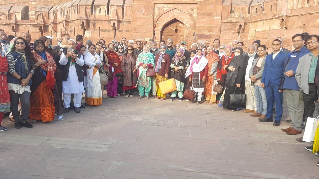 Agra News: बांग्लादेश के स्वतंत्रता सेनानियों ने किया लाल किले का दीदार, भारतीय मेहमान नवाजी के हुए मुरीद