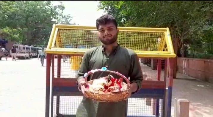 Agra News: टोकरी में लेकर आए लड्डू गोपाल के साथ ताजमहल में पर्यटक को नहीं मिला प्रवेश