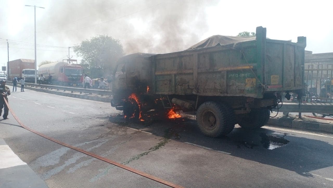Agra News: आगरा-दिल्ली हाईवे पर नगर निगम की कूड़ा गाड़ी में लगी आग, हाइवे पर लगा लंबा जाम
