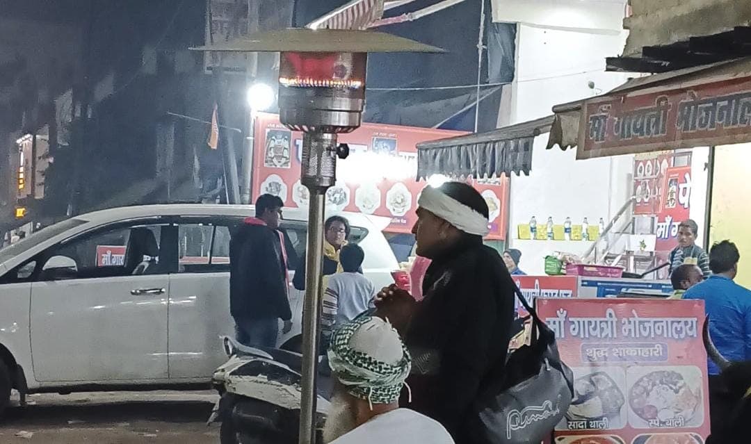 Agra Weather Update: आगरा में गलन के साथ बढ़ी ठिठुरन, फिलहाल नहीं मिलेगी सर्दी से राहत, जानें मौसम का हाल