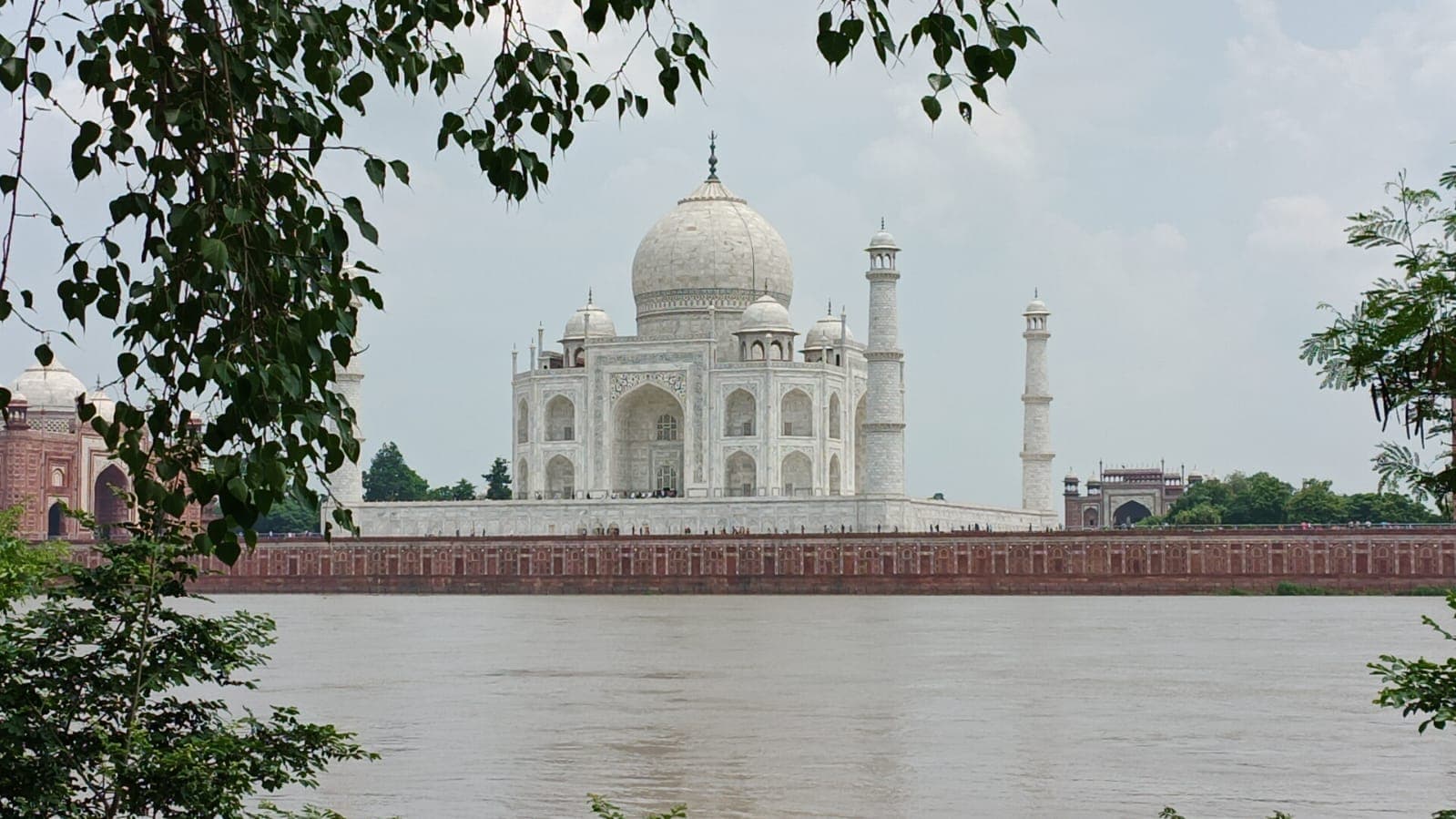 आगरा: यमुना में बाढ़ से बेबी ताज सहित कई स्मारक जलमग्न, मेहताब बाग किया गया बंद, जानें ताज महल की स्थिति