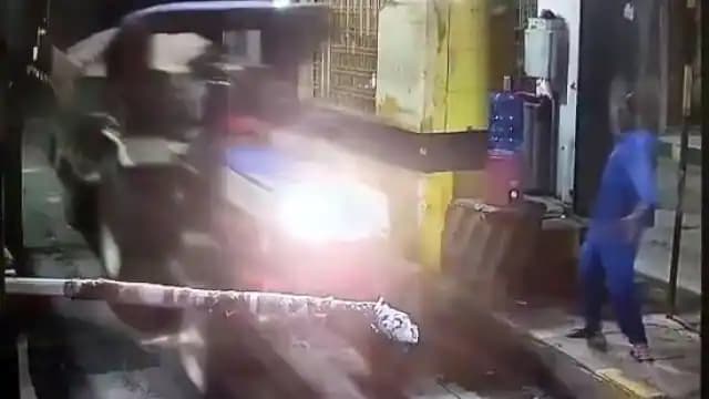 आगरा में खनन माफिया की दबंगई का VIDEO वायरल, टोल प्लाजा की बैरिकेडिंग तोड़ निकाली  13 ट्रैक्टर ट्रॉली