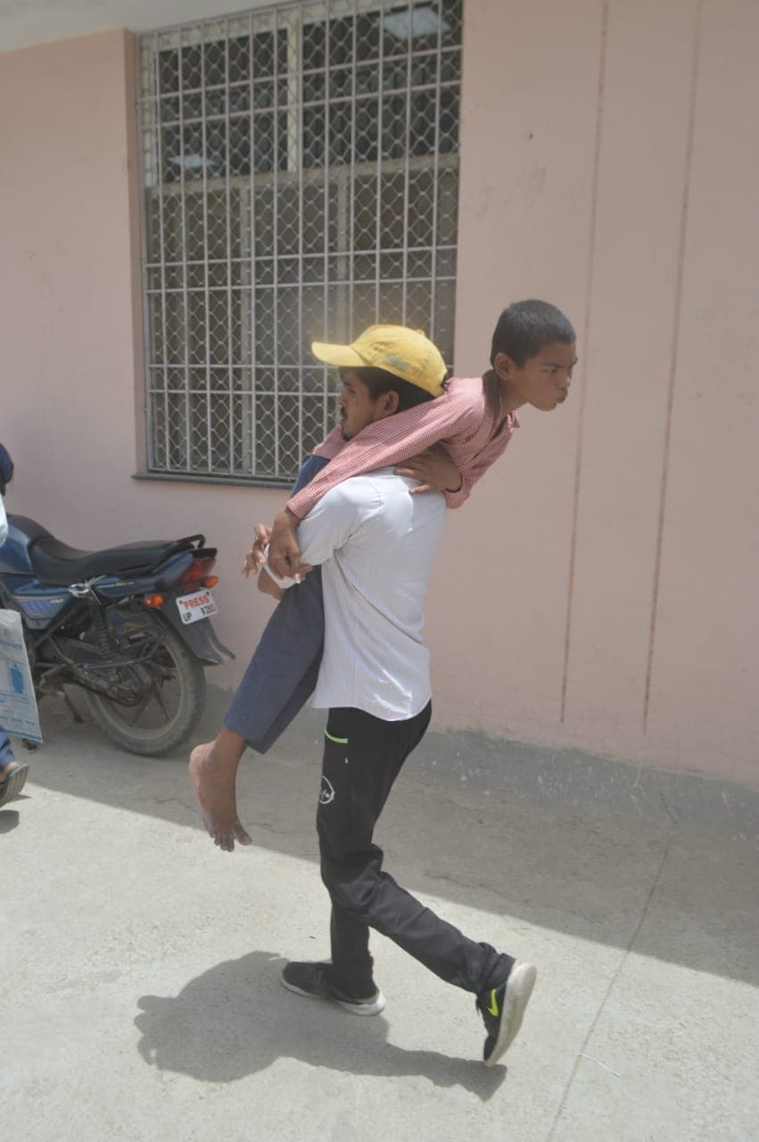 Agra: ताजनगरी में बीमार हैं स्वास्थ्य सेवाएं! मरीजों को नहीं मिला स्ट्रेचर, डिप्टी सीएम ने लिया संज्ञान