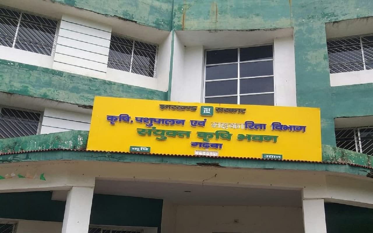 गढ़वा में कागजों पर बनीं पैक्स समितियां, छत्तीसगढ़ से खाद-बीज खरीदने पर मजबूर हैं किसान