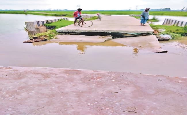बिहार के मसान नदी में आयी बाढ़ के कारण बह गया पुल, दर्जनों गांवों का एक-दूसरे से टूटा संपर्क, गंडक ने भी किया नुकसान