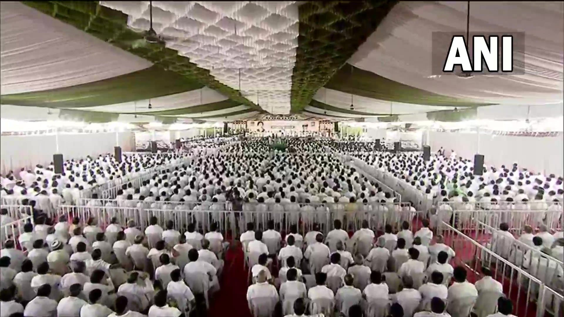 जनरल काउंसिल की बैठक से पहले पन्नीरसेल्वम समर्थकों का हंगामा, AIADMK कार्यालय का तोड़ा दरवाजा