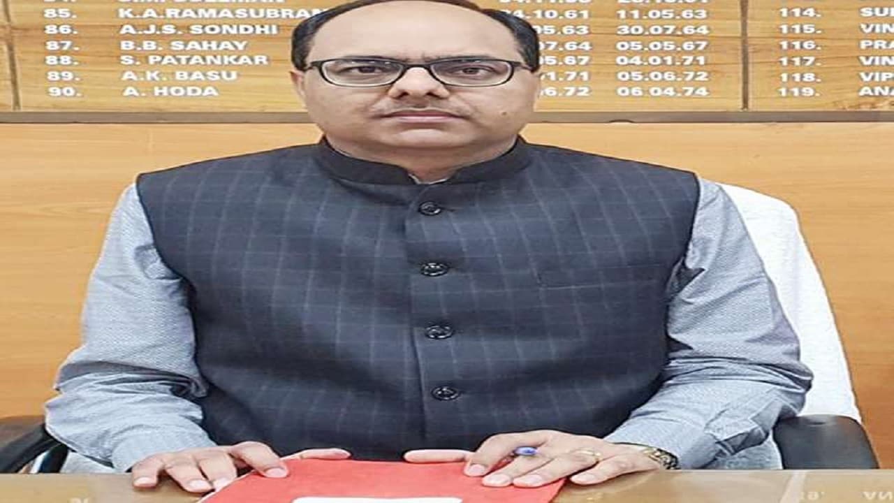 पटना के डीएम ने धनरूआ के अंचलाधिकारी पर लगाया जुर्माना, सोनमई पंचायत के राजस्व कर्मचारी भी होंगे निलंबित पटना के डीएम ने धनरूआ के अंचलाधिकारी पर लगाया जुर्माना, सोनमई पंचायत के राजस्व कर्मचारी भी होंगे निलंबित