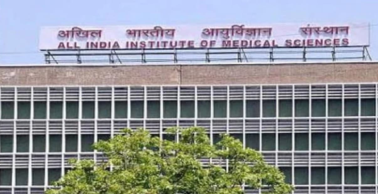 एम्स डायरेक्टर की चेतावनी- लाॅकडाउन नहीं लगाया गया तो देश में आयेगी कोरोना की तीसरी लहर