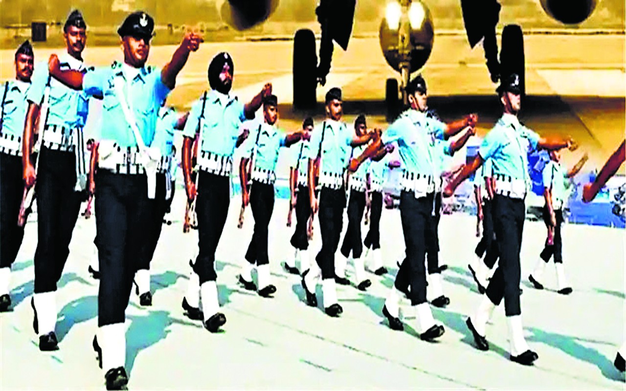 Indian Air Force: एयरफोर्स में करियर को दें हौसले की उड़ान, जानें परीक्षा के लिए क्या है जरूरी योग्यता