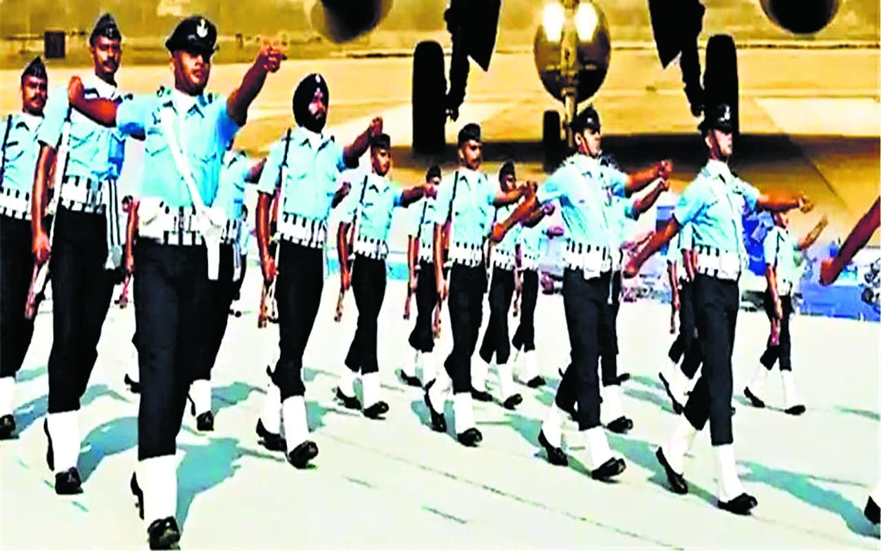 Indian Air Force: एयरफोर्स में करियर को दें हौसले की उड़ान, जानें परीक्षा के लिए क्या है जरूरी योग्यता