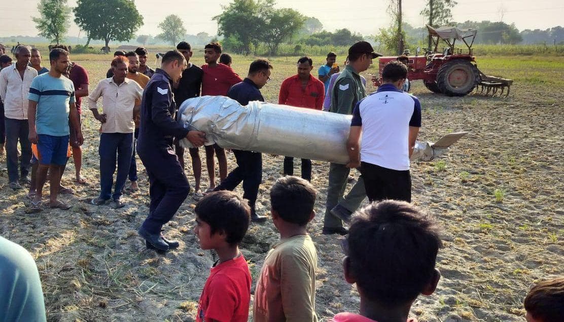 UP News: एयर फोर्स के प्रशिक्षण विमान से मिसाइल जैसी दो वस्तुएं खेत में गिरी, गांव में हड़कंप