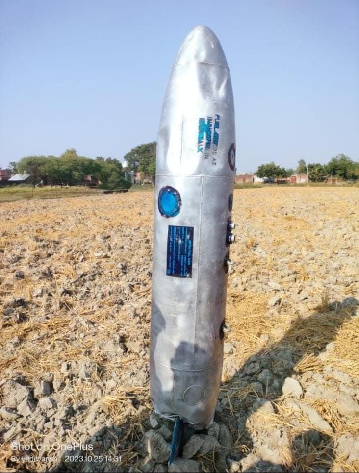 Photo: हवा में उड़ते एयर क्राफ्ट से मिसाइल जैसा क्या गिरा, जिससे ग्रामीणों में मच गया हड़कंप