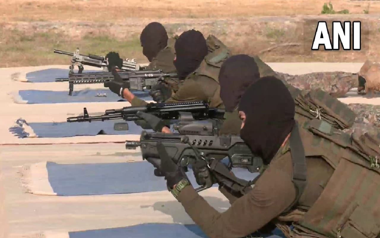 वायुसेना की स्पेशल फोर्स 'गरुड़' चीन सीमा पर तैनात, इन हथियारों से दुश्मनों को देंगे जवाब, देखें तस्वीर