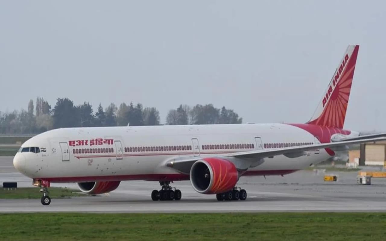 नशे में धुत पैसेंजर ने महिला के साथ प्लेन में की ऐसी हरकत, Air India ने लगाया बैन, DGCA ने मांगी रिपोर्ट
