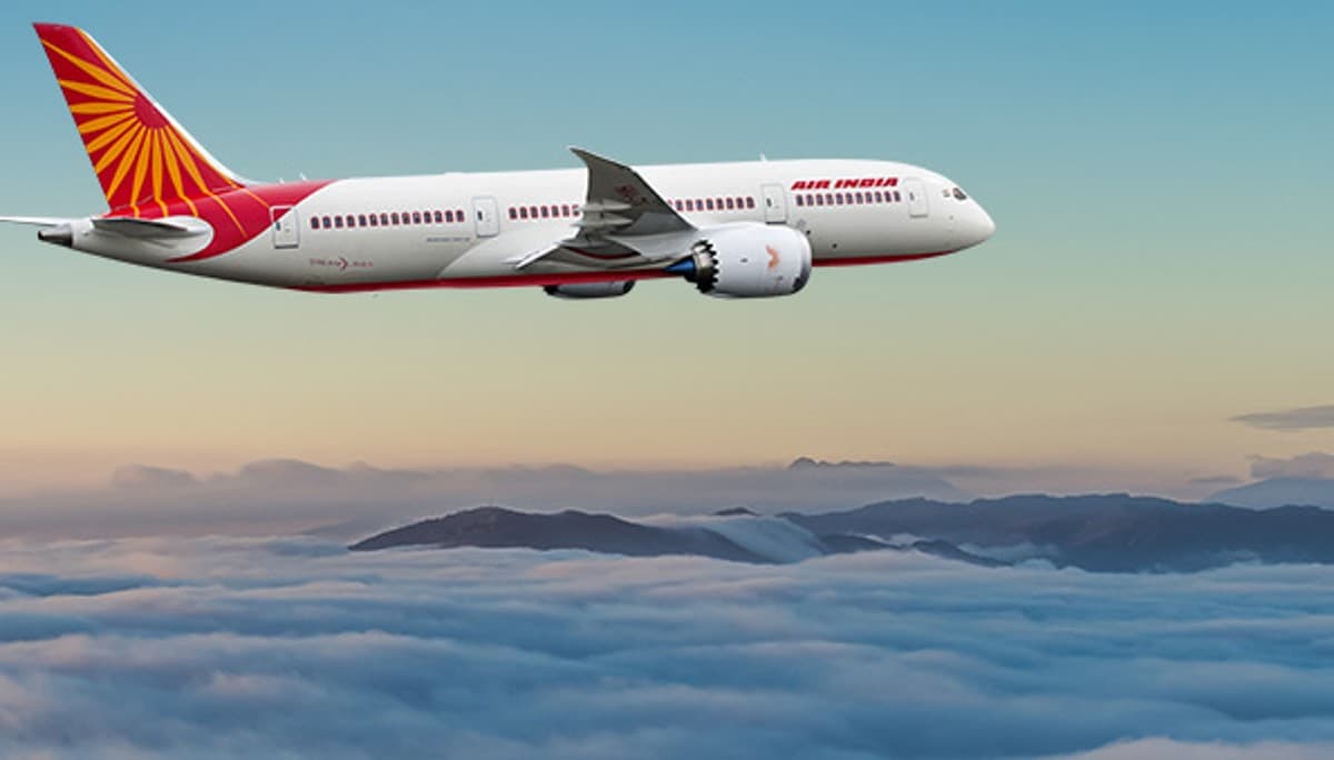 Air India: पायलट ने महिला मित्र के लिए कॉकपिट को बनवा दिया लिविंग रूम, करवाया शराब का इंतजाम, अब होगी जांच