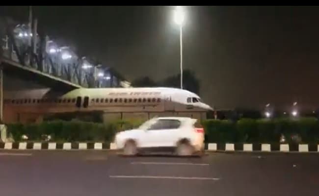 Video Viral: दिल्ली एयरपोर्ट के पास फुट ओवरब्रिज के नीचे फंस गया एयर इंडिया का विमान, जानें पूरा मामला