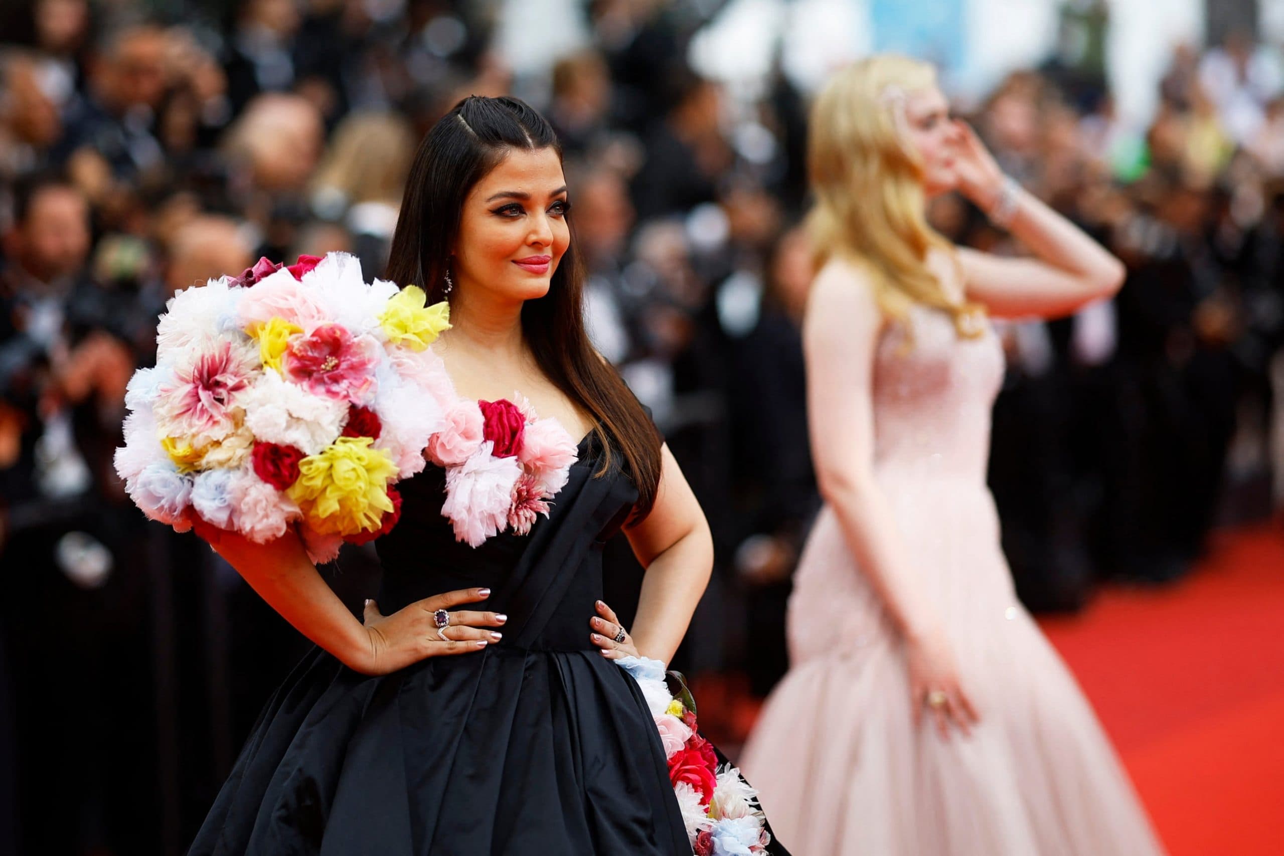 Aishwarya At Cannes: ऐश्वर्या राय बच्चन फ्लोरल गाउन में दिखी काफी स्टनिंग, शेयर की खूबसूरत PICS