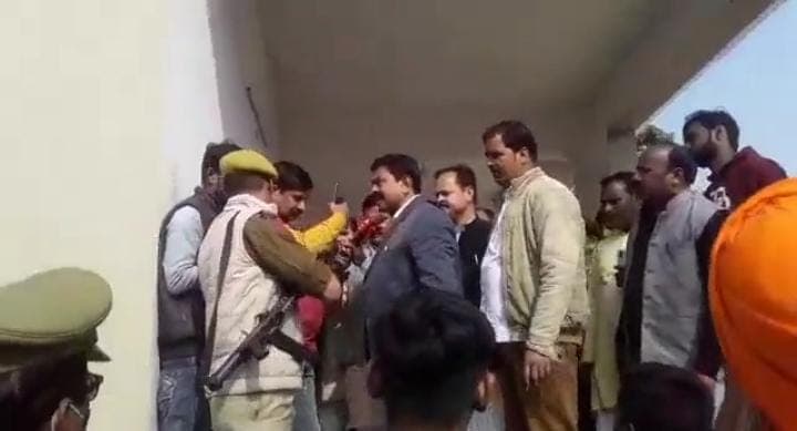 लखीमपुर हिंसा : बेटे आशीष मिश्रा को लेकर सवाल पूछने पर भड़के अजय मिश्र टेनी, पत्रकारों से की बदतमीजी