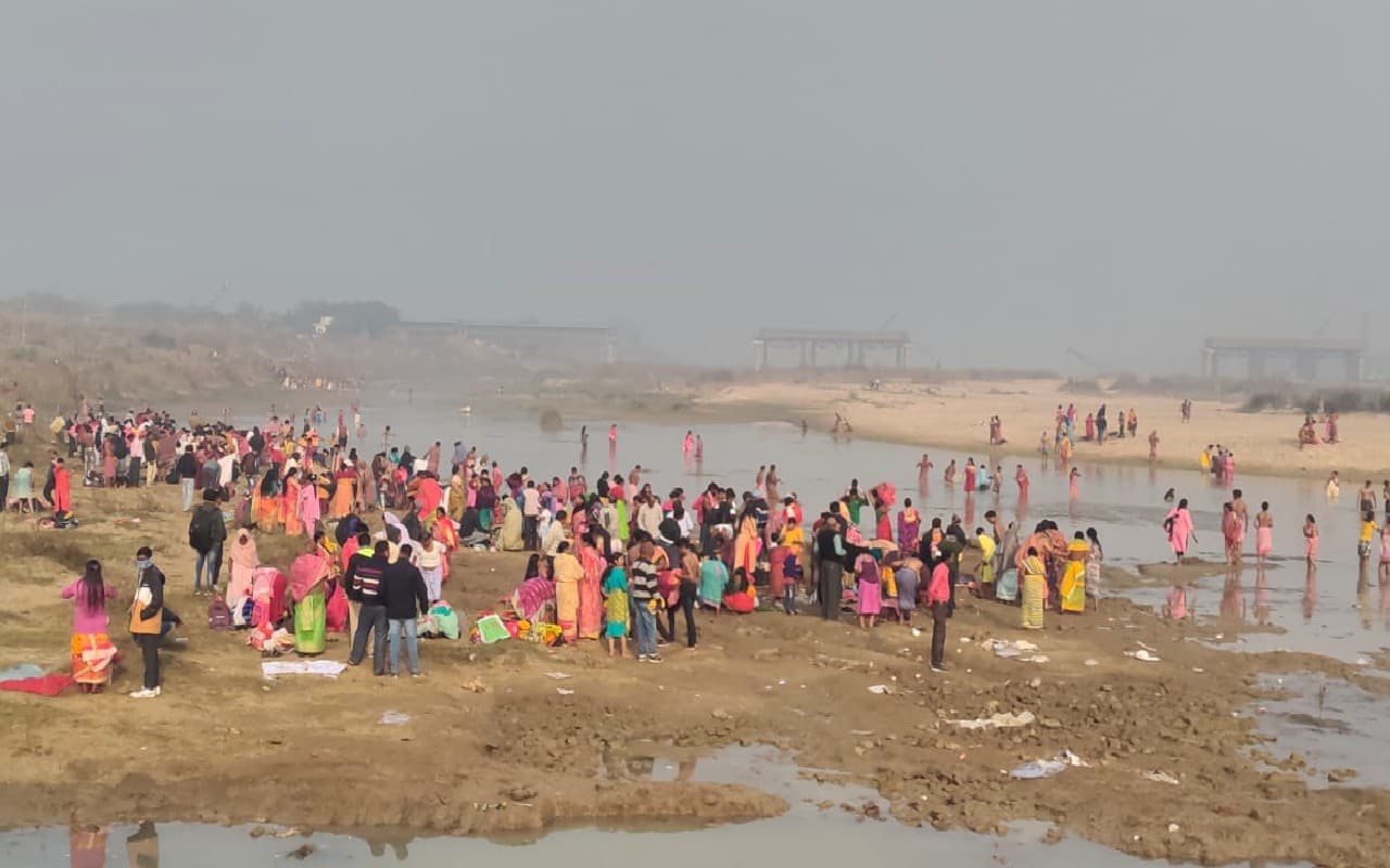 West Bengal: कवि जयदेव की जन्मभूमि पर उमड़े लाखों श्रद्धालु, अजय नदी में लगाई पुण्य की डुबकी