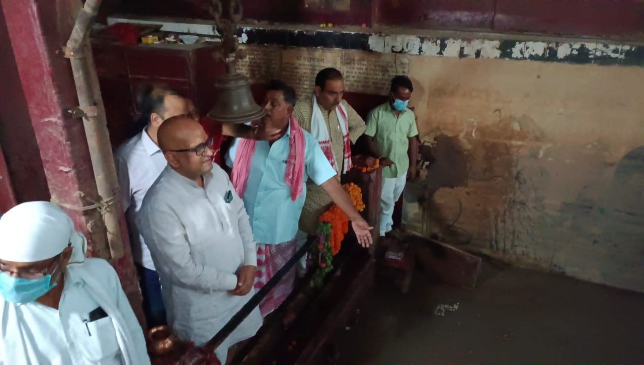 Varanasi News: सीवर के पानी में डूबा मणिकर्णिका घाट का मंदिर, कांग्रेस का सरकार पर अटैक, आंदोलन की दी चेतावनी