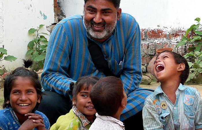 UP: अगर ये ना होते तो नीलाम हो गए होते हजारों मासूम, कहानी वेश्यावृत्ति के खिलाफ जंग लड़ने वाले शख्स की