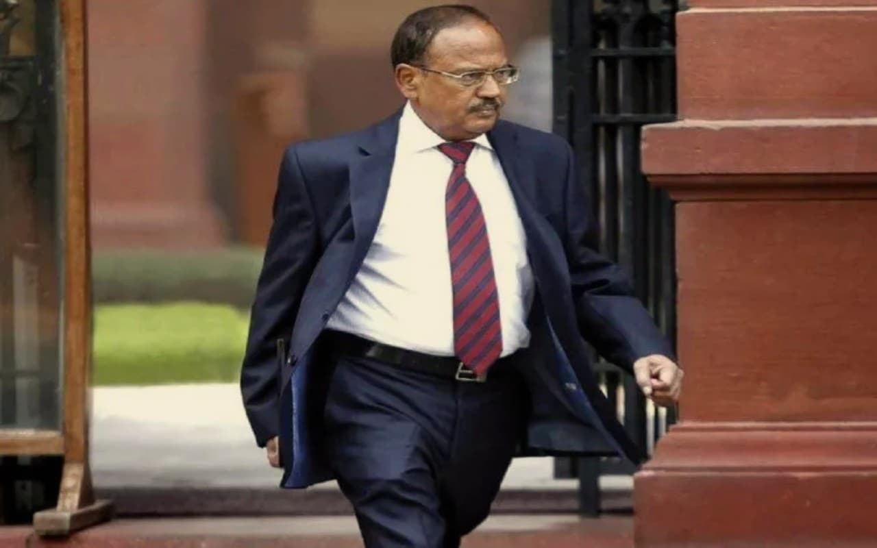 अजीत डोभाल ने ब्रिटेन NSA से की मुलाकात, भारतीय अफसरों को धमकाने का उठाया मुद्दा, सामने रखी यह मांग
