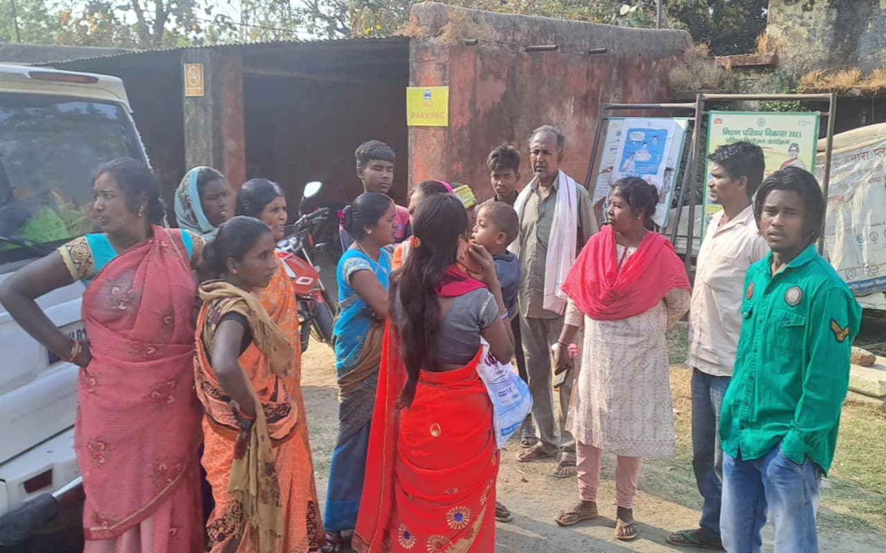 लोहरदगा के कुड़ू में शादी समारोह में छाया सन्नाटा, आजसू नेता नीरू शांति भगत ने जाना घायलों का हाल