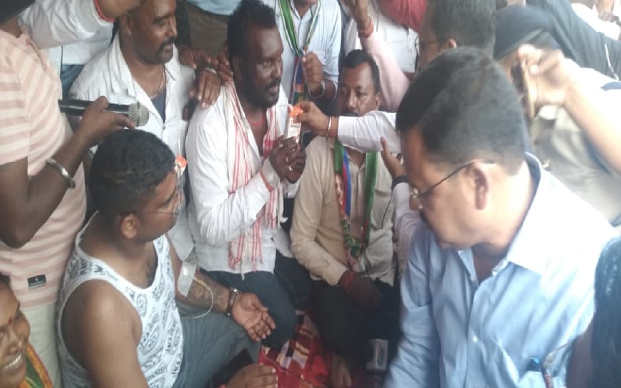 Jharkhand News: आजसू पार्टी का आमरण अनशन तीसरे दिन खत्म, अधिकारियों ने दिया ये आश्वासन