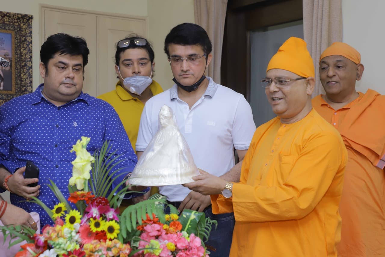 25 साल बाद बेलुर मठ पहुंचे बीसीसीआई अध्यक्ष सौरव गांगुली, 2000 किलो ग्राम चावल किया दान