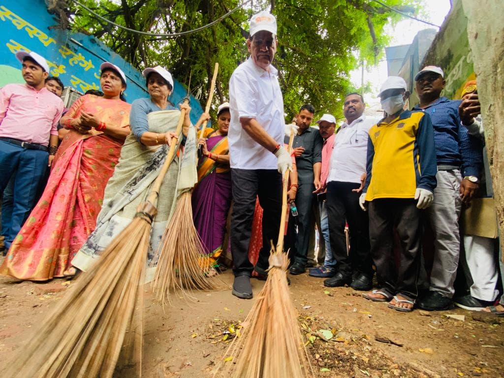 UP: नगर विकास मंत्री ने झाड़ू लगाकर की स्वच्छता पखवाड़े की शुरुआत, गलियों को चमकाने के लिए दिलाया संकल्प