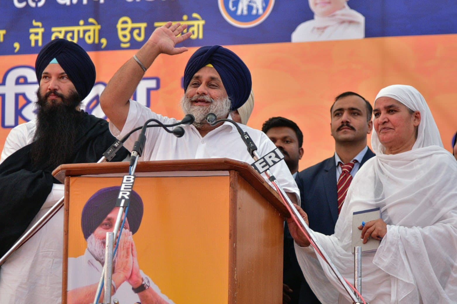 Punjab Election 2022: किसके सिर सजेगा पंजाब का ताज ? टेंशन में कांग्रेस, सुखबीर बादल ने किया ये वादा