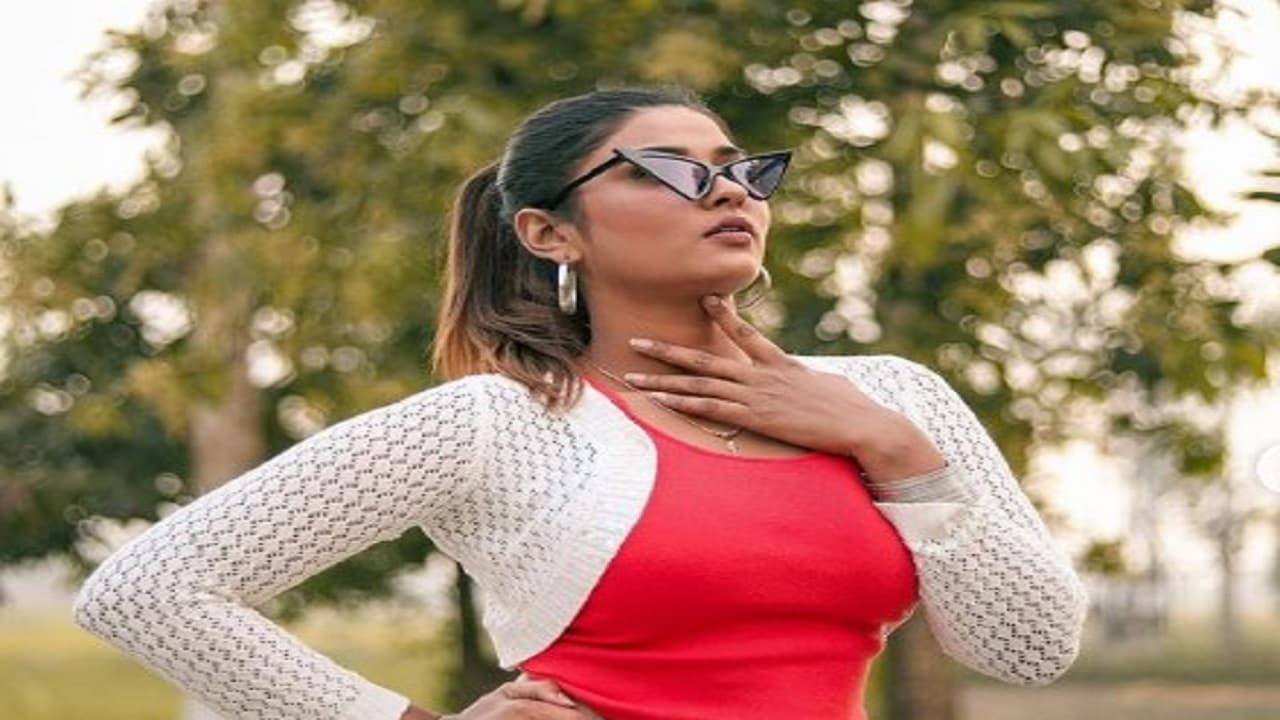 भोजपुरी अभिनेत्री आकांक्षा दुबे को पिता बनाना चाहते थे IPS, महज 18 साल की उम्र में की फिल्मी करियर की शुरुआत