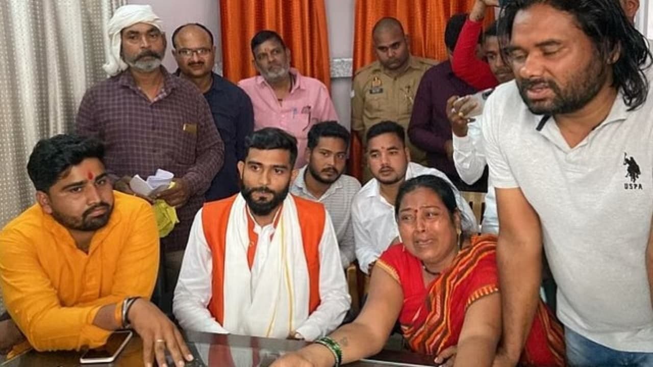 भोजपुरी अभिनेत्री आकांक्षा दुबे की मां ने CM योगी से की CBI जांच की मांग, एडीएम सिटी को सौंपा पत्र