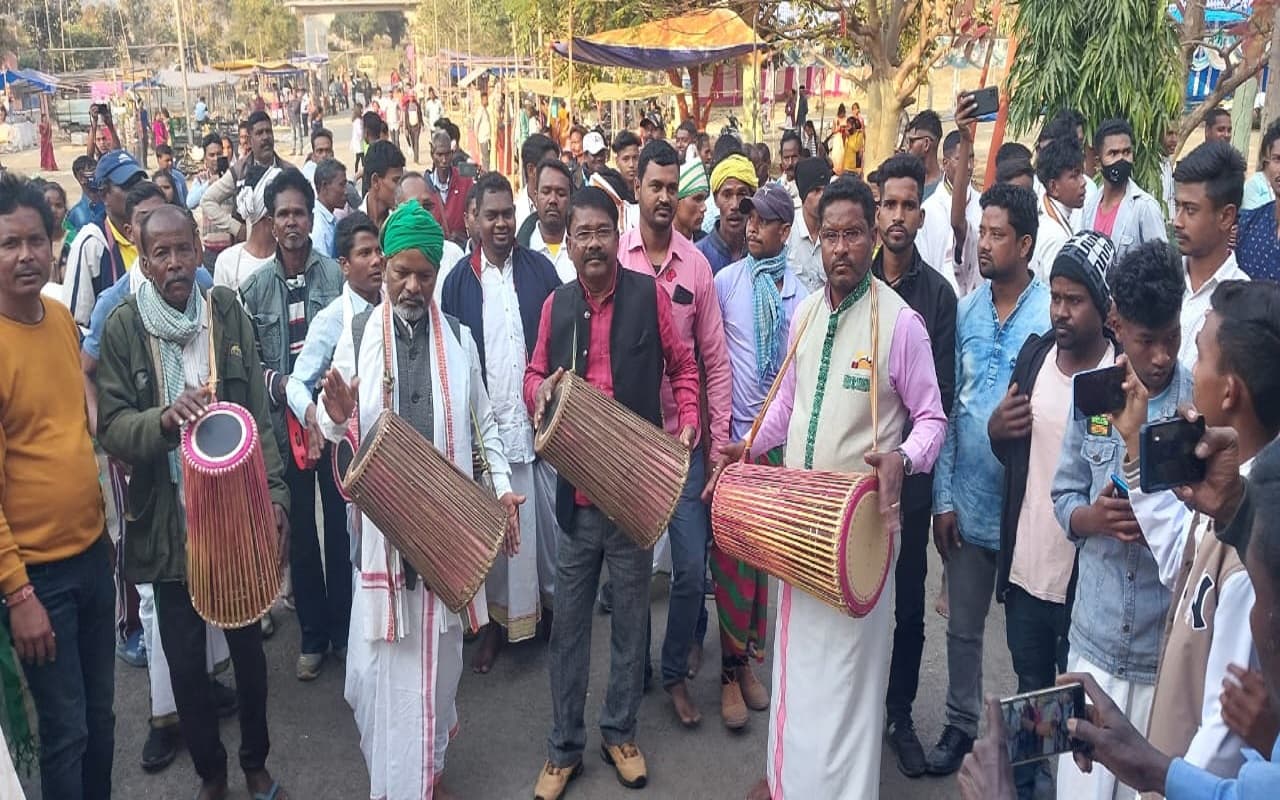 Jharkhand News: मां आकर्षणी की शक्ति पीठ पर बुरु मागे की हुई पूजा, मांदर की थाप पर थिरके लोग