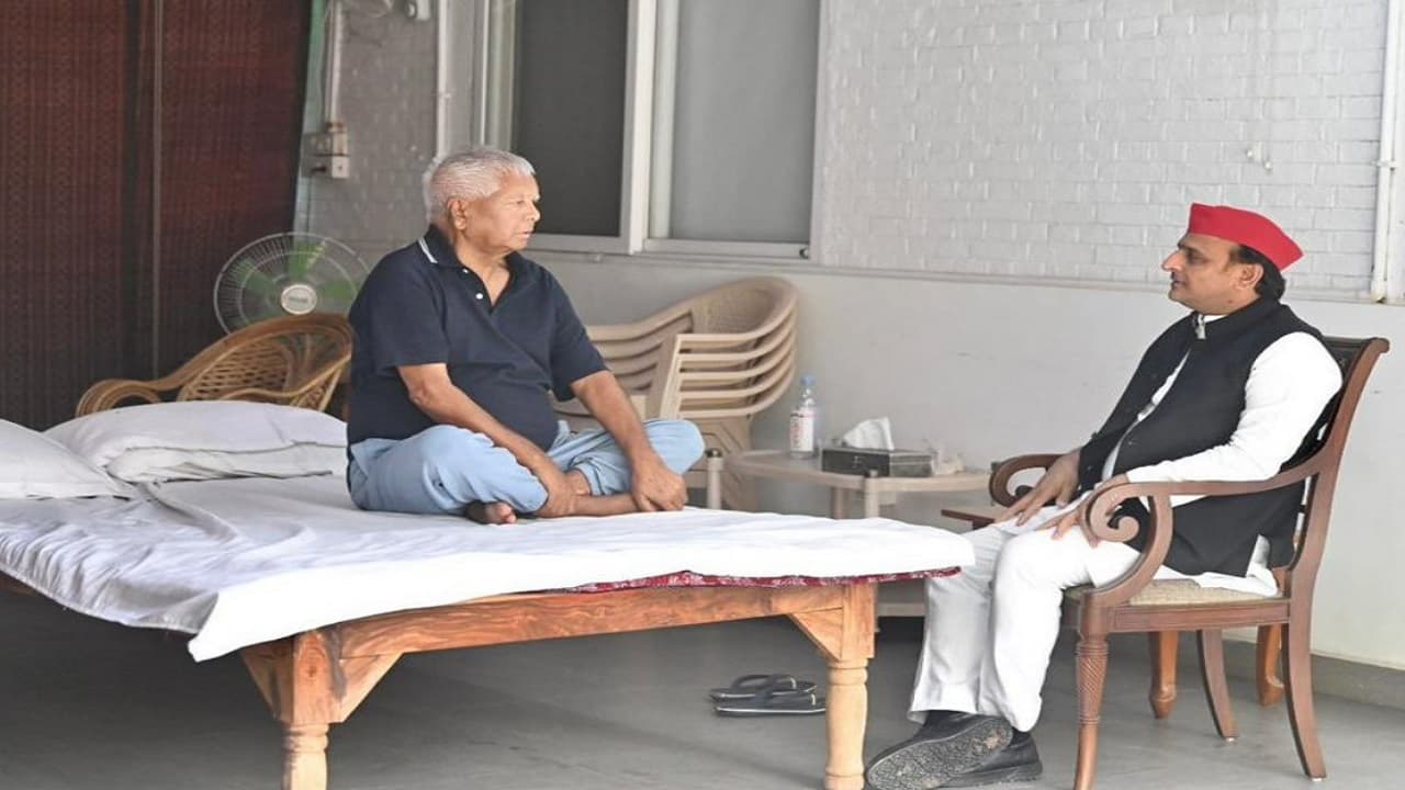 नीतीश कुमार से मुलाकात के बाद, लालू यादव के दरबार में पहुंचे अखिलेश यादव, जानें क्या हुई बात