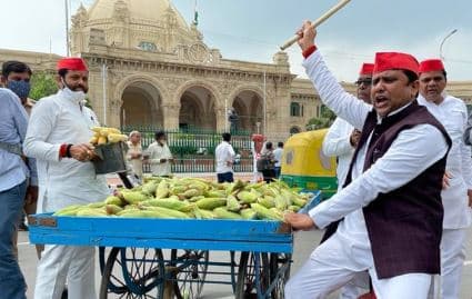 UP Monsoon session : सपा विधायकों ने विधानसभा के सामने सिर पर एलपीजी सिलेंडर रख किया प्रदर्शन, लगाए गंभीर आरोप