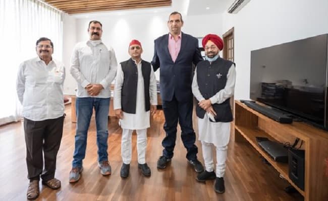 समाजवादी पार्टी के अध्यक्ष अखिलेश यादव से मिले रेसलर द ग्रेट खली, अपने अनुभव साझा करते हुए कही ये बात