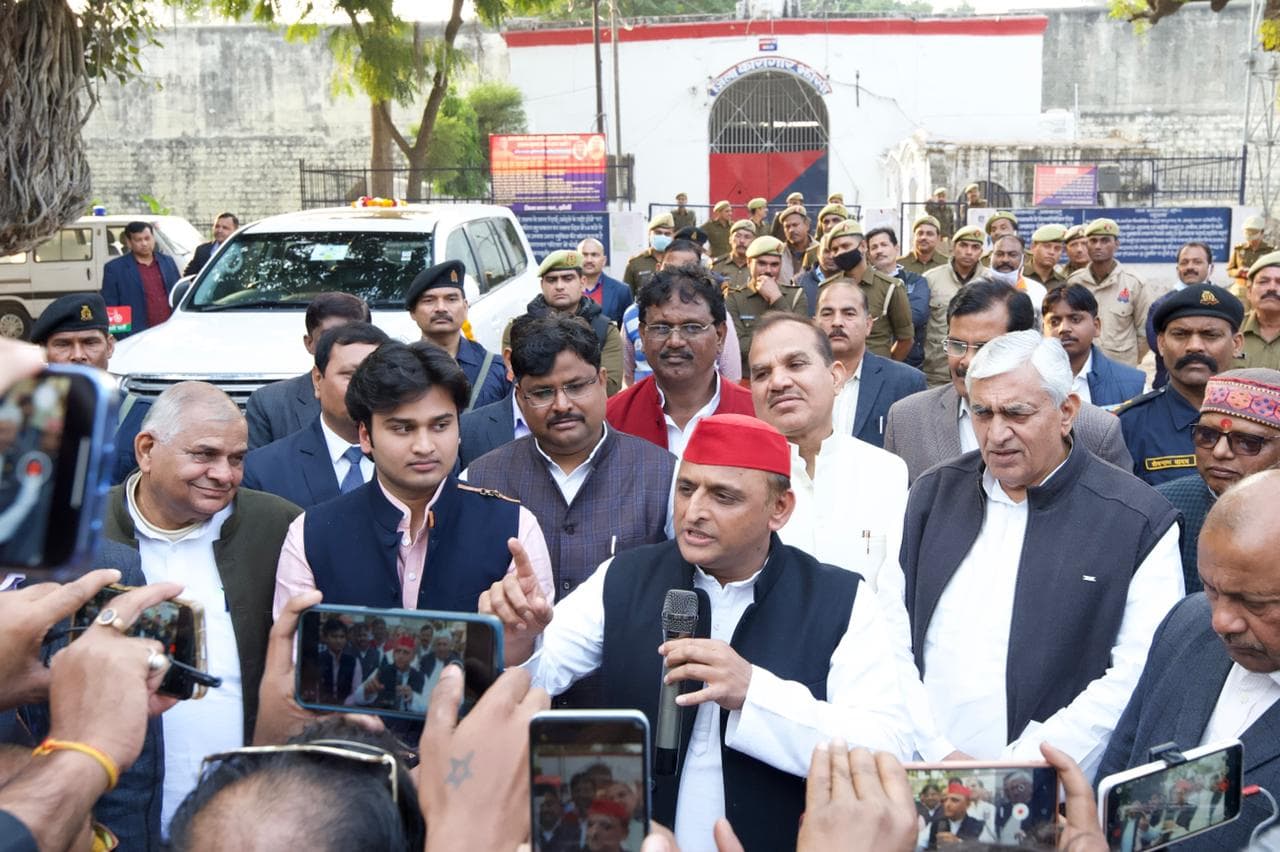 UP Politics: अखिलेश ने झांसी जेल में दीपनारायण से की मुलाकात, बोले- सरकार से न्याय की उम्मीद नहीं