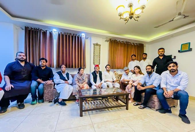 Samajwadi Party: आजम खां से मिलने पहुंचे अखिलेश यादव, पिता मुलायम सिंह से की लंबी मुलाकात