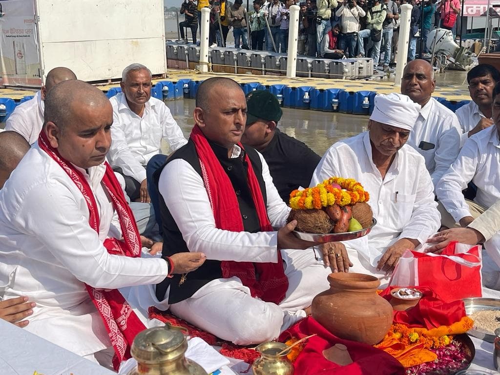UP: अखिलेश यादव ने संगम में प्रवाहित की नेताजी की अस्थियां, चाचा शिवपाल समेत परिवार के अन्य लोग रहे मौजूद
