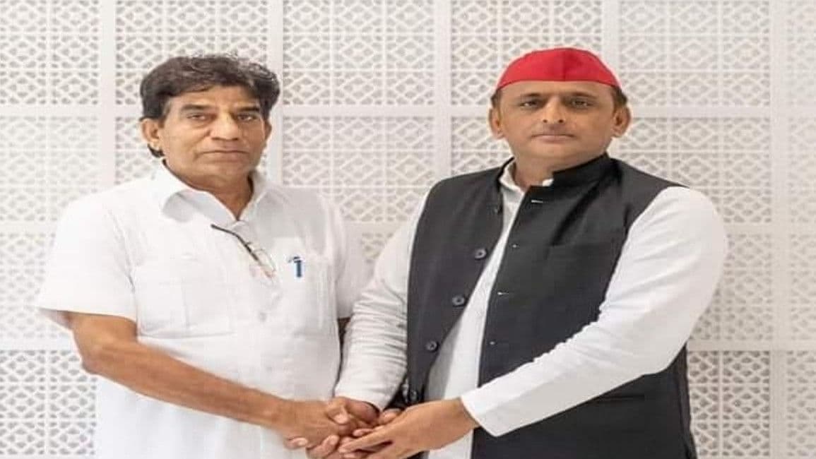 मुलायम सिंह यादव की अस्थियां लेकर सैफई से निकले अखिलेश यादव, हरिद्वार के नमामि गंगे घाट पर होंगी विसर्जित