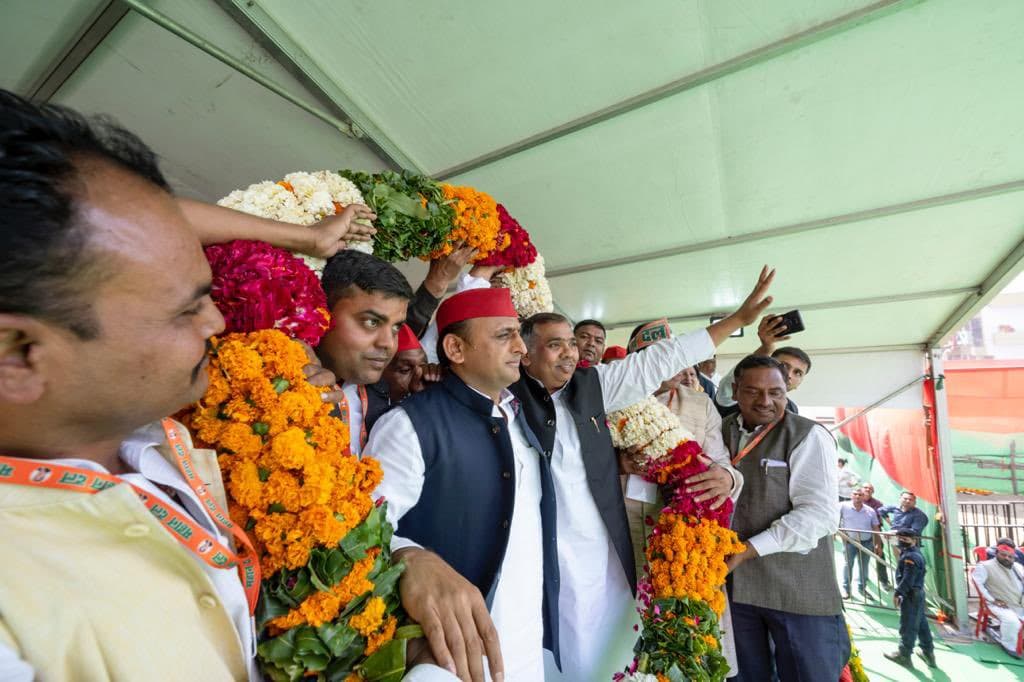 प्रेस कांफ्रेंस में मारपीट : आखिर किस सवाल पर भड़क गये अखिलेश यादव, पत्रकारों को बंधक बनवा करवा दी पिटाई