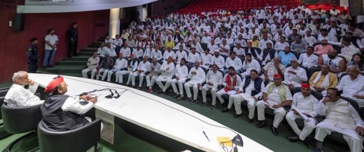 अखिलेश यादव बोले- 2024 का चुनाव भाजपा की विदाई का वक्त, किसी भी स्तर पर नहीं हो चूक, कमीशन की चल रही सरकार