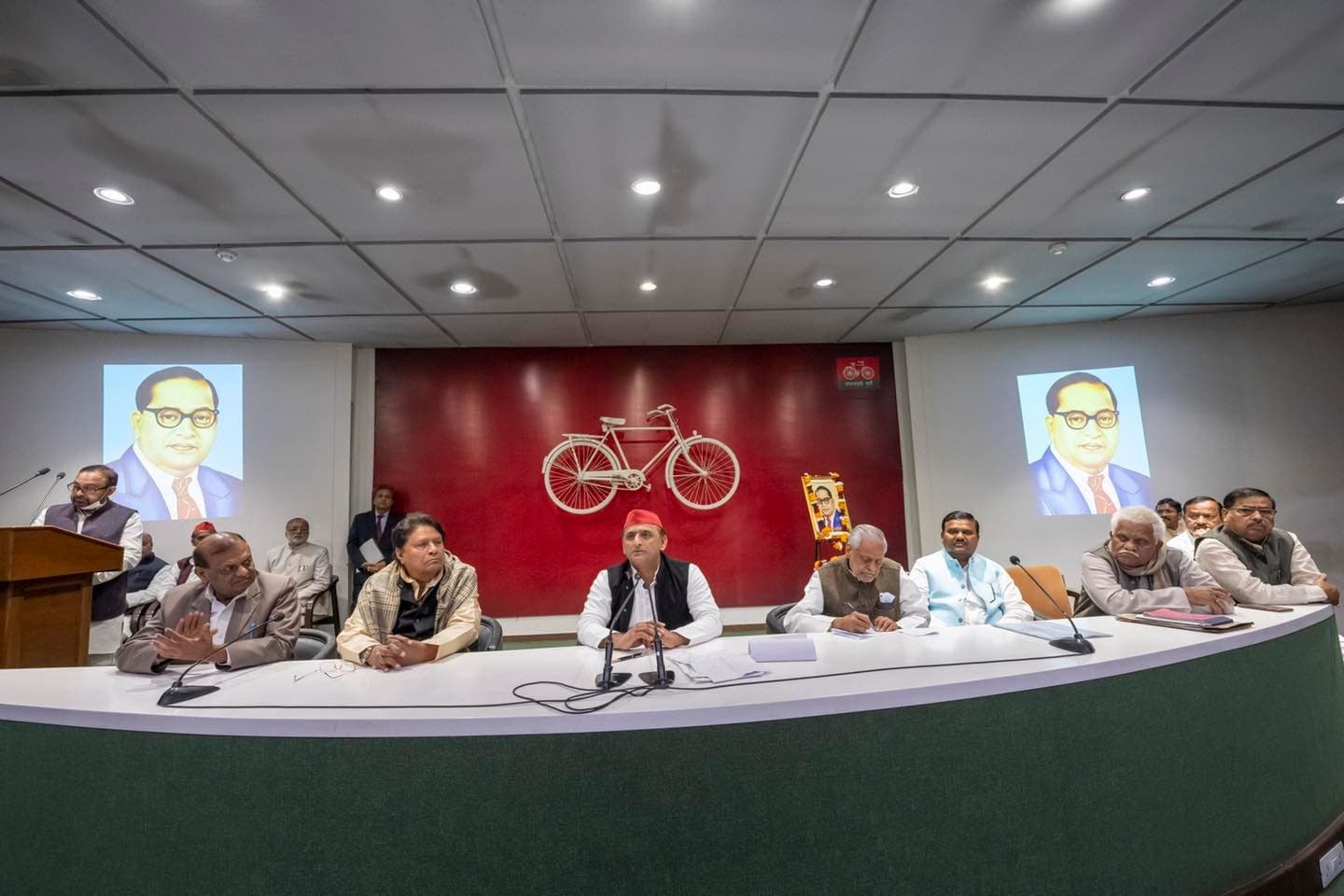 अखिलेश यादव की शायरी में बीजेपी पर तंज- जो कहने के लिए करते चौबीसों घंटे काम, फिर भी हैं फुल नाकाम