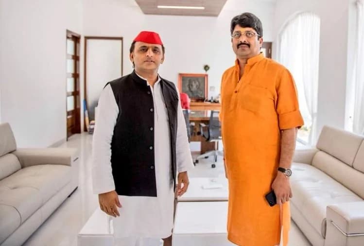 UP Election 2022: राजा भैया और अखिलेश यादव में छिड़ी जंग, चुनाव की लड़ाई अब सोशल मीडिया पर आयी