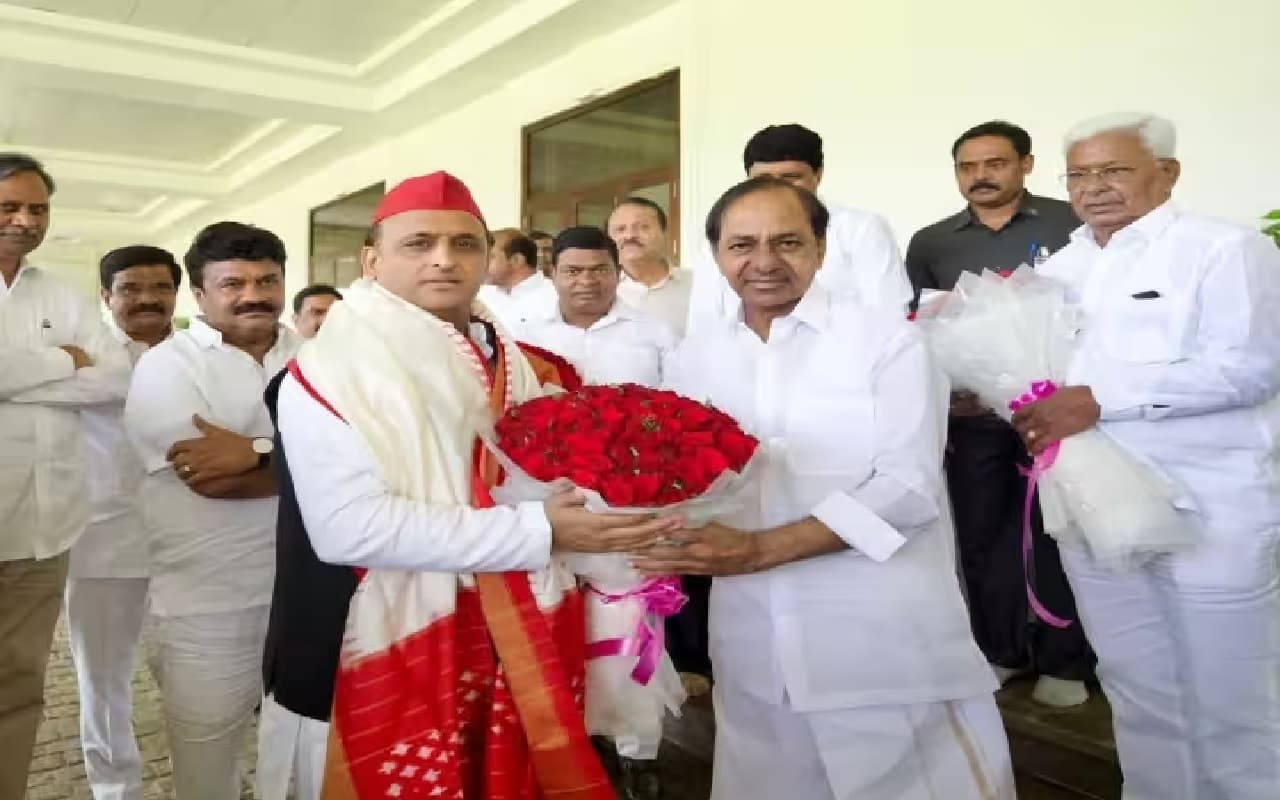 सपा अध्यक्ष अखिलेश यादव ने की तेलंगाना के सीएम चंद्रशेखर राव से मुलाकात,जानिए किन बातों पर हुई चर्चा