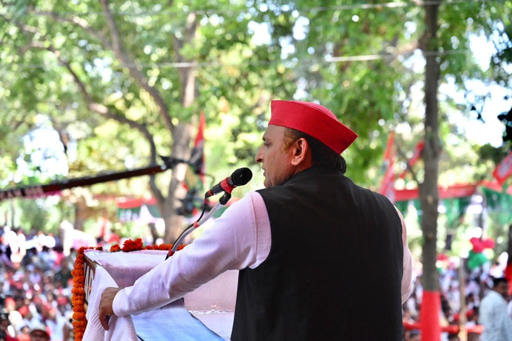 अखिलेश यादव बोले- पुलिस बड़ी निशानेबाज, मोटरसाइकिल में बैठकर भागते अपराधी की टांग में मार देती है गोली